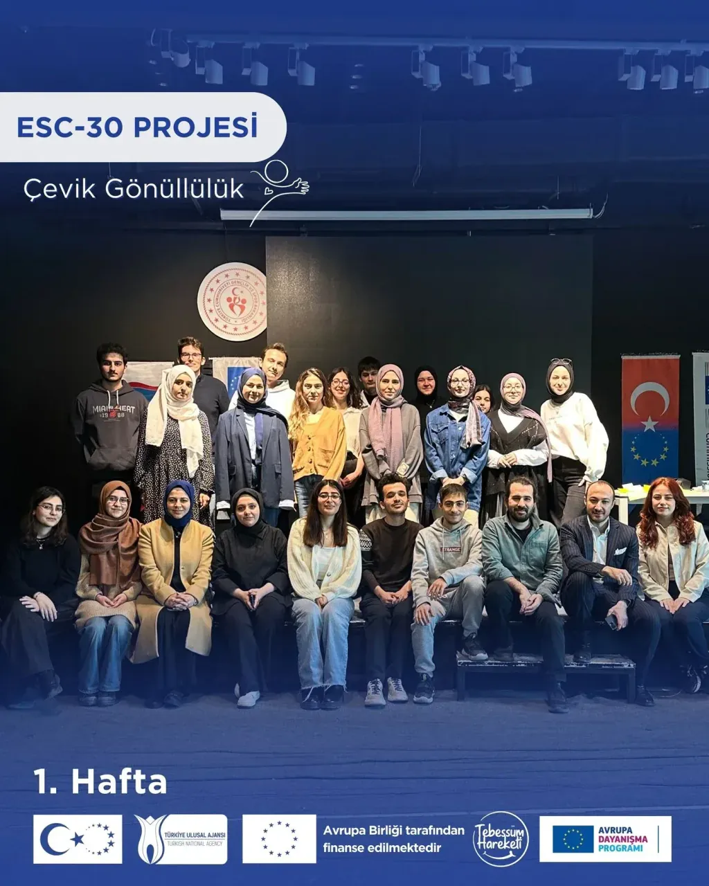 Sahnede bir araya gelen kalabalık öğrenci ekibi