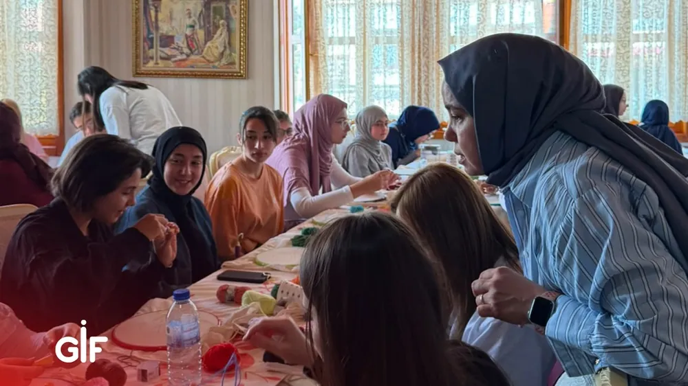 Atölye masasında birlikte çalışan öğrenciler