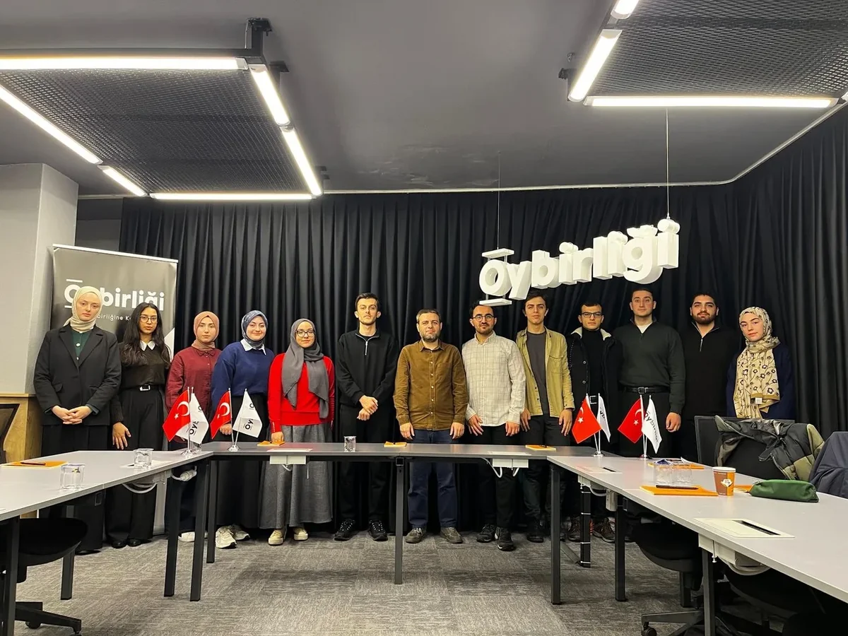 Etkinlikte bir araya gelen genç ekip