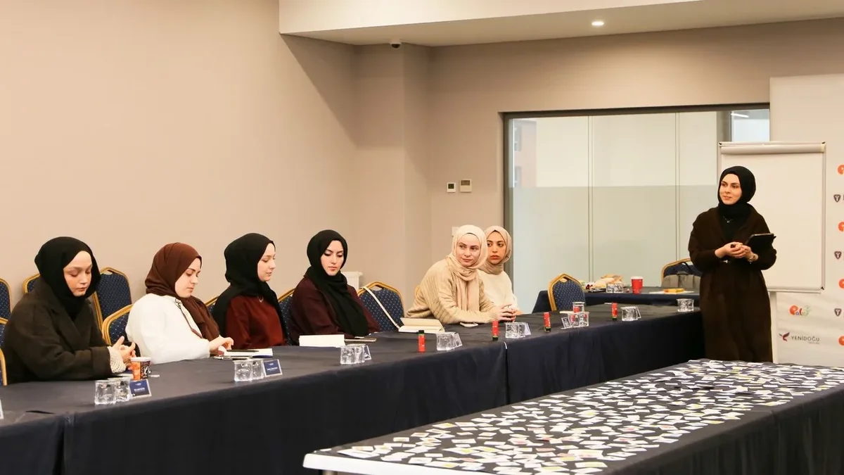 Seminer salonunda not alan öğrenciler