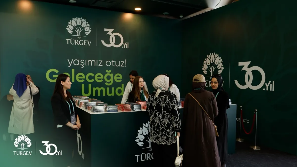 Vakıf etkinliğinde kitap standı ve ziyaretçiler